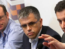 Пуснаха от затвора репортера, замерял Буш с обувки